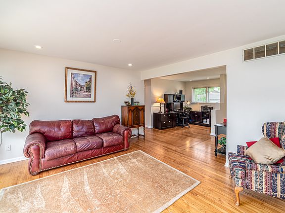 4th image of 29W440 Wynn Ave