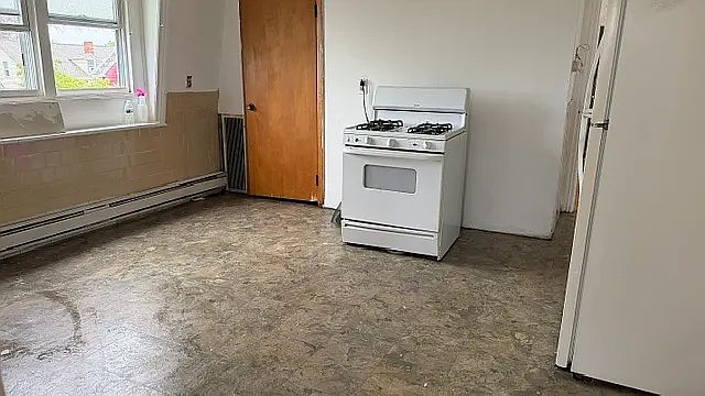 1st image of 39 Brighton St Floor 3