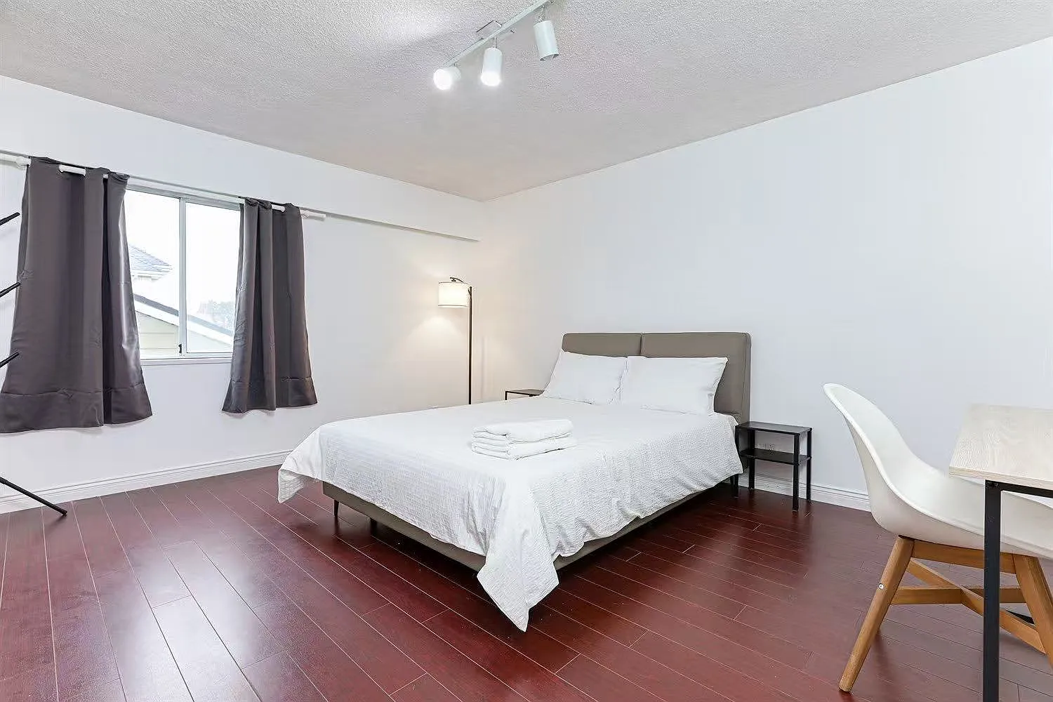 5 bed, 2600 sqft, $1,550 — Photo 1