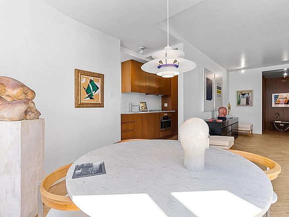 5th image of 17 W 54th St APT 10C