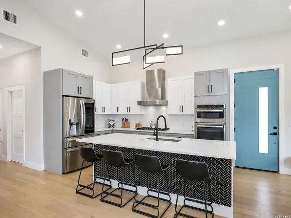 211 W LUBBOCK ST, San Antonio, TX 78204