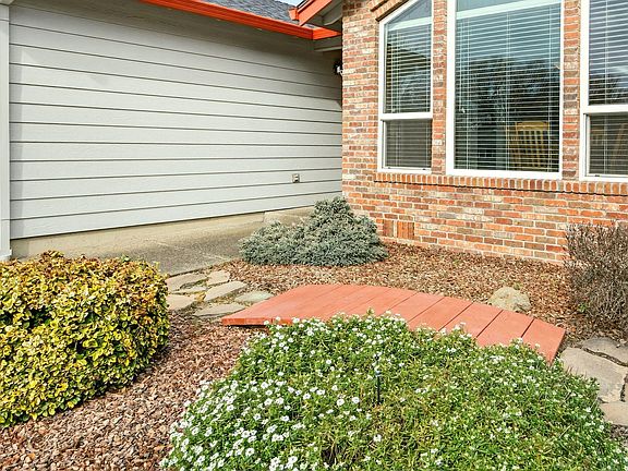 3rd image of 160 Meadow View Dr