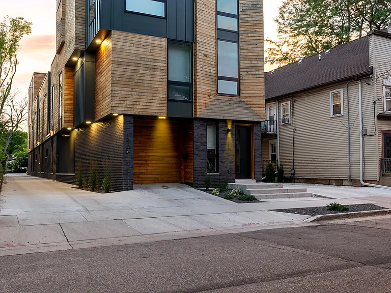 1817 N Arlington Pl — Photo 2