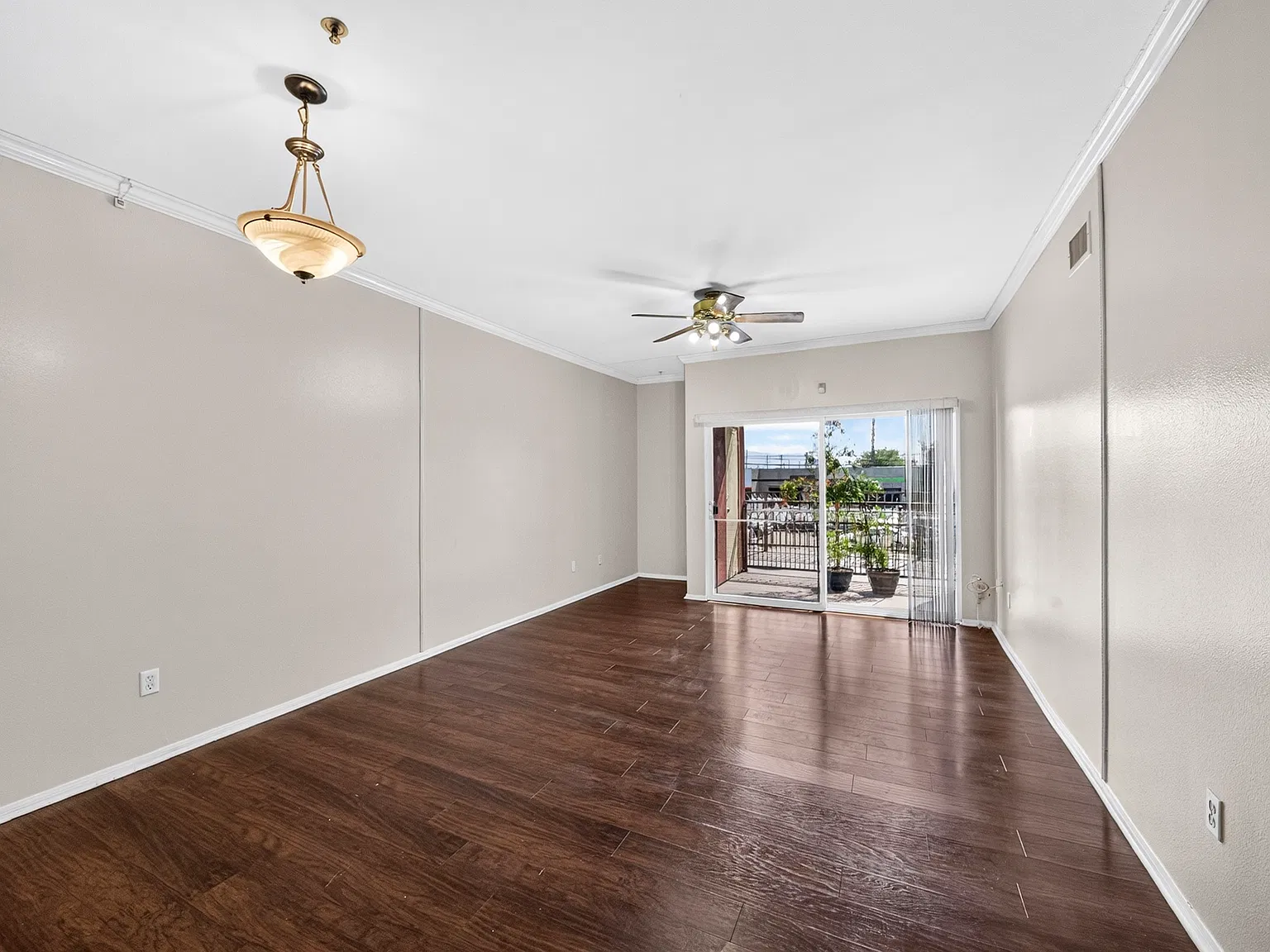 11124 Burbank Blvd — Photo 2