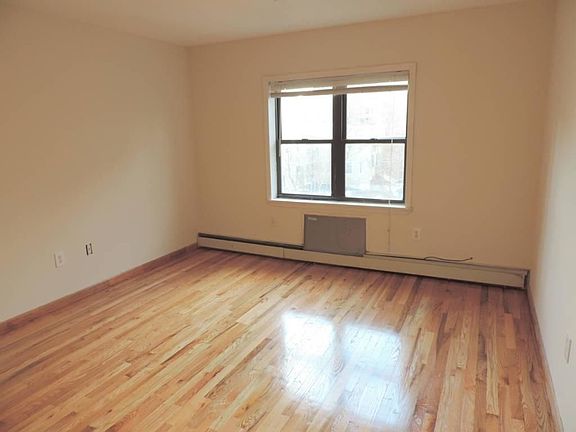 4th image of 185 Graham Ave APT 4