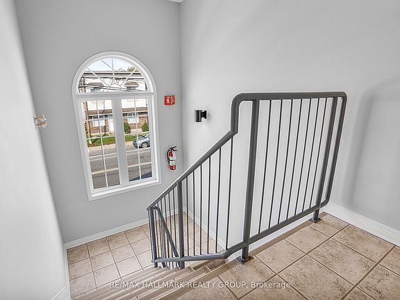 5th image of 1005 Laurier St #302