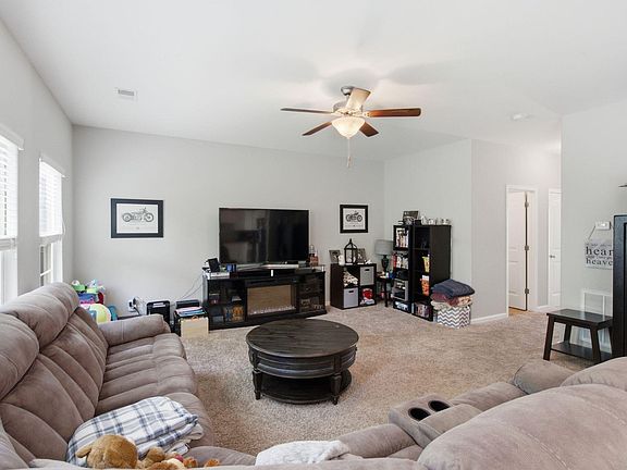 4th image of 161 Stephen Dr