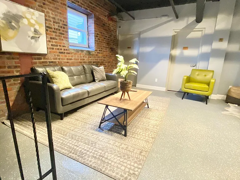 106 N Grove St — Photo 5