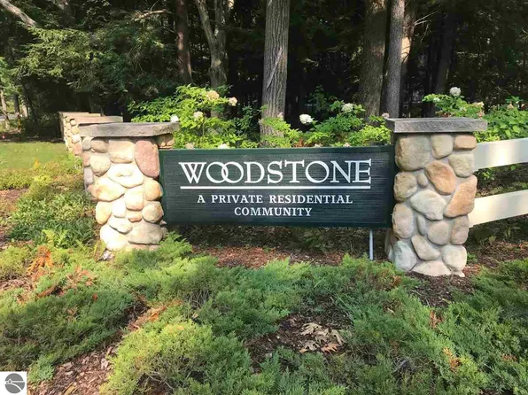 10 Pine Trce, Glen Arbor, MI 49636