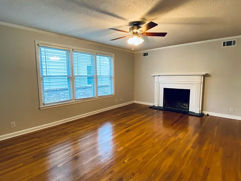 304 Columbus Dr — Photo 2