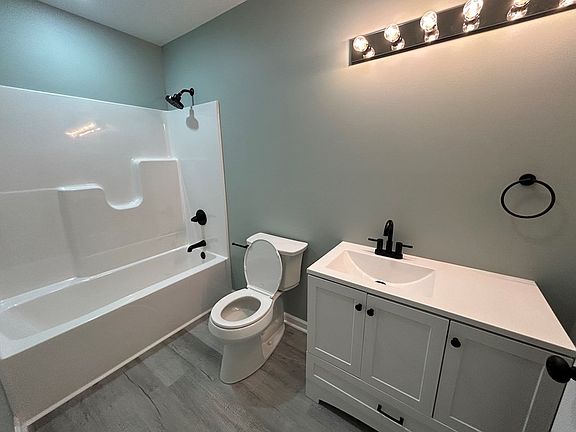 5th image of 115 Country Ln