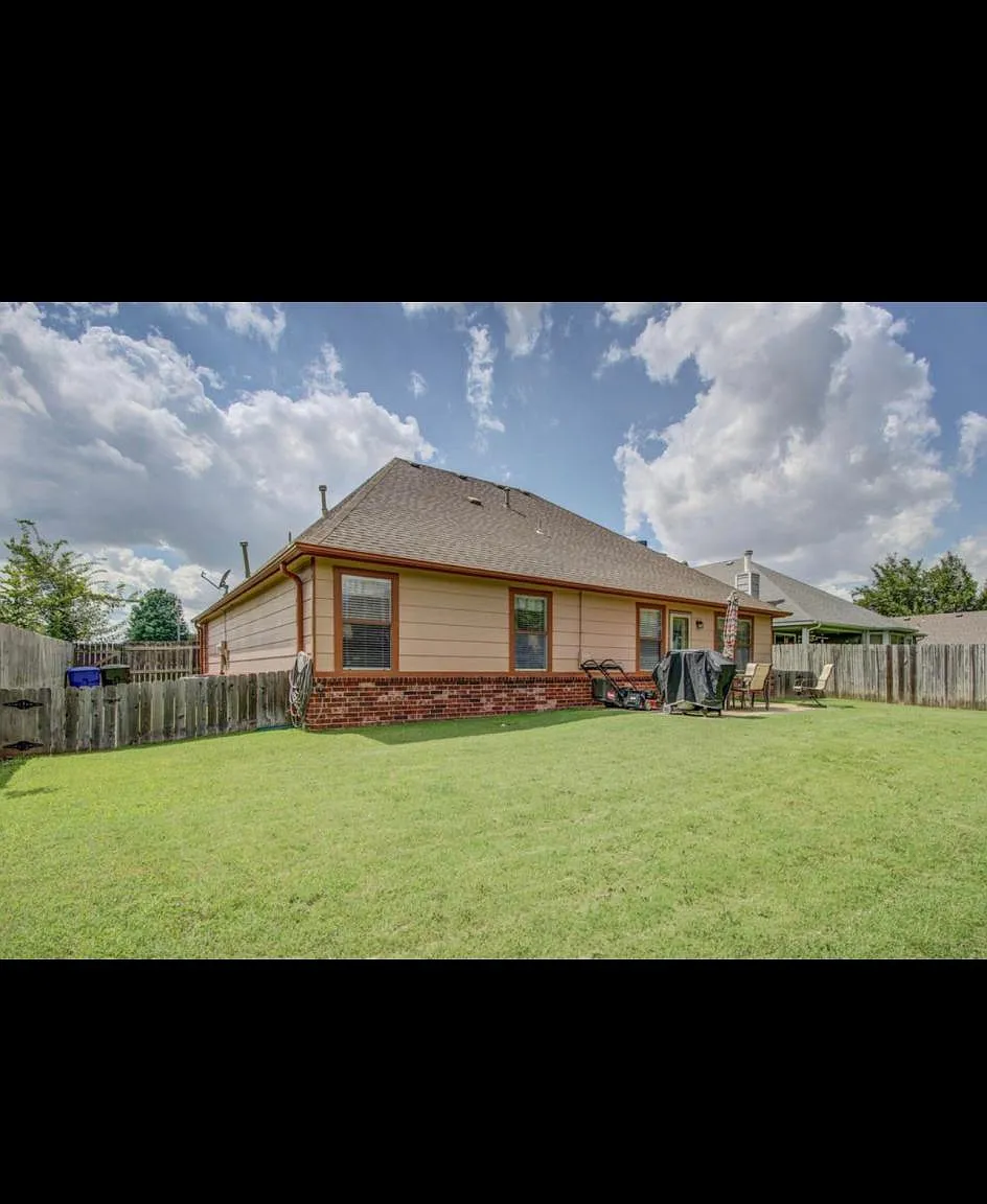 1413 S Lions Ave — Photo 4