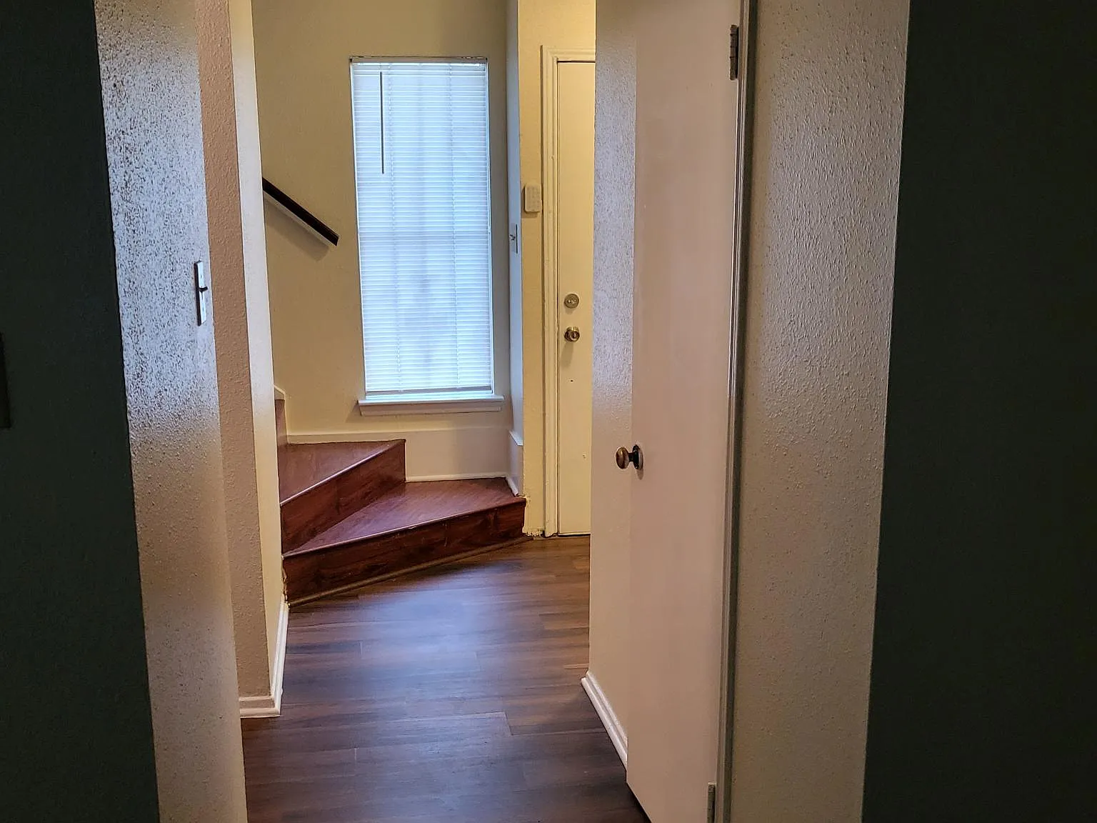 3 bed, 1.5 bath, 1800 sqft, $1,700 — Photo 2