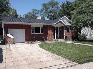 1036 Manor Ln, Bay Shore, NY 11706