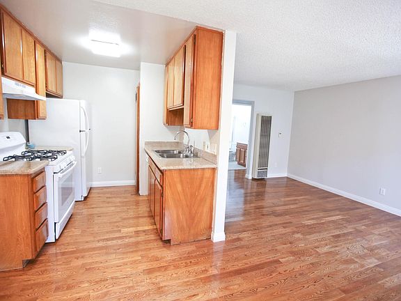 4th image of 833 S Orange Grove Ave APT 2