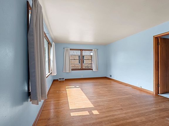 4th image of 994 Roscoe St