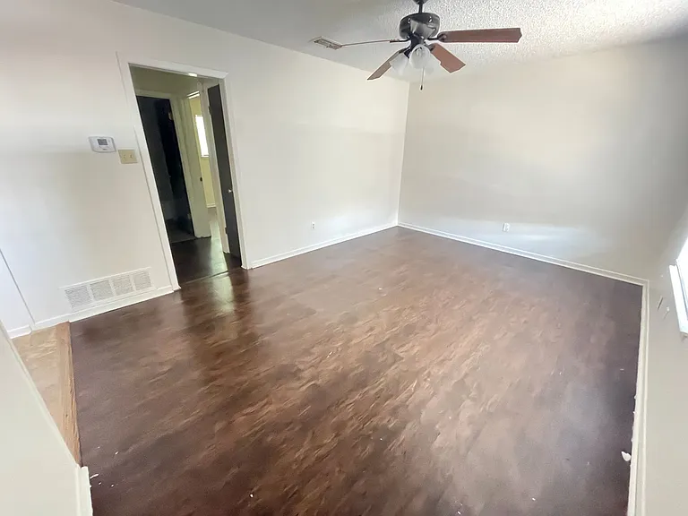 425 W Ave C — Photo 28