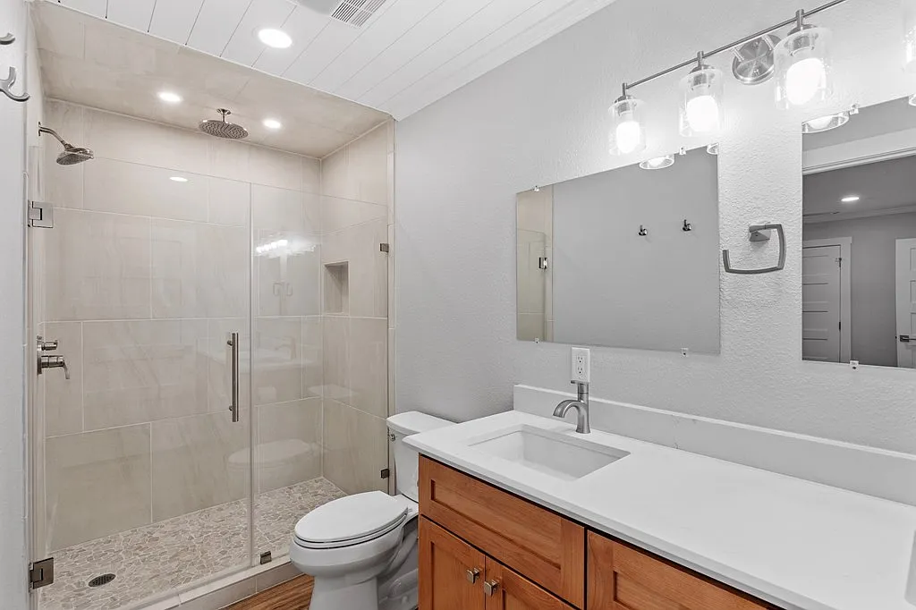 2 bed, 2.5 bath, 1400 sqft, $2,300 — Photo 4