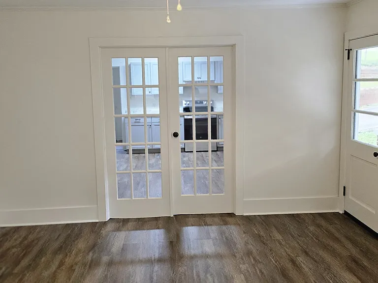 615 W Grady St — Photo 5