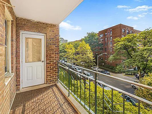 4th image of 3850 Hudson Manor Ter APT 2BW