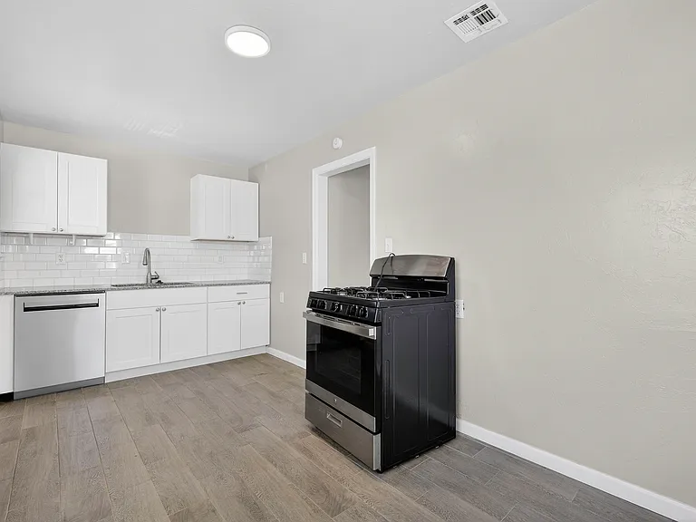 4612 N Classen Blvd — Photo 13