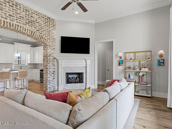 3rd image of 283 Buttonwood Ln