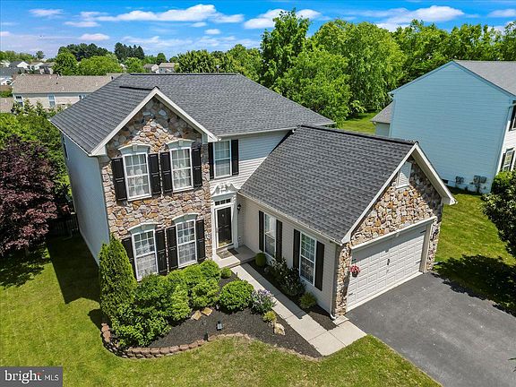 3rd image of 227 Flagstone Cir
