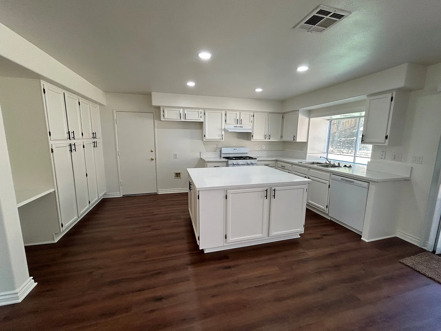 3 bed, 2.5 bath, 1975 sqft, $3,200 — Photo 4