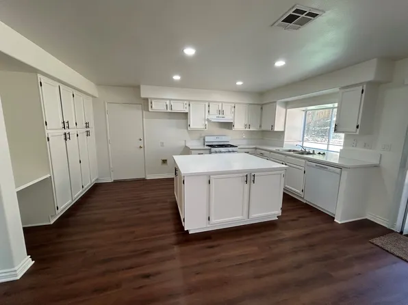 39523 Beacon Ln, Palmdale, CA 93551