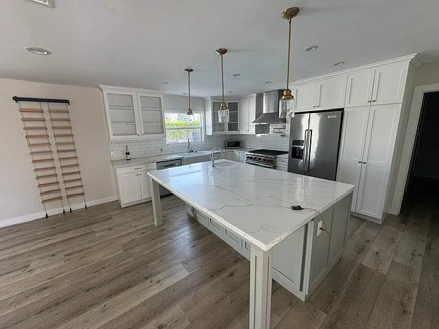 20650 Chatsworth St — Photo 1