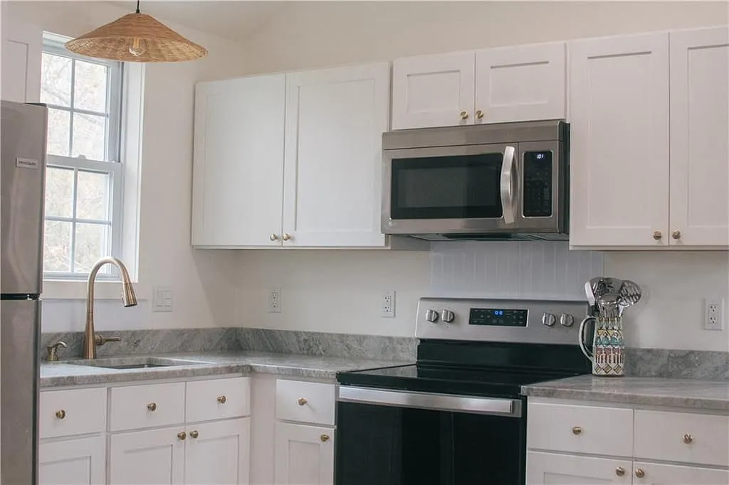 1 bed, 1.0 bath, 390 sqft, $1,850 — Photo 2