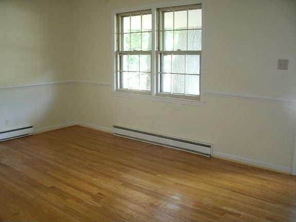 4th image of 127 Chilton Ct