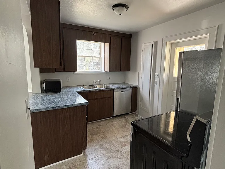 1402 E 51st St #1 — Photo 7