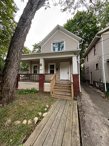 168 Roswell St Photo 1