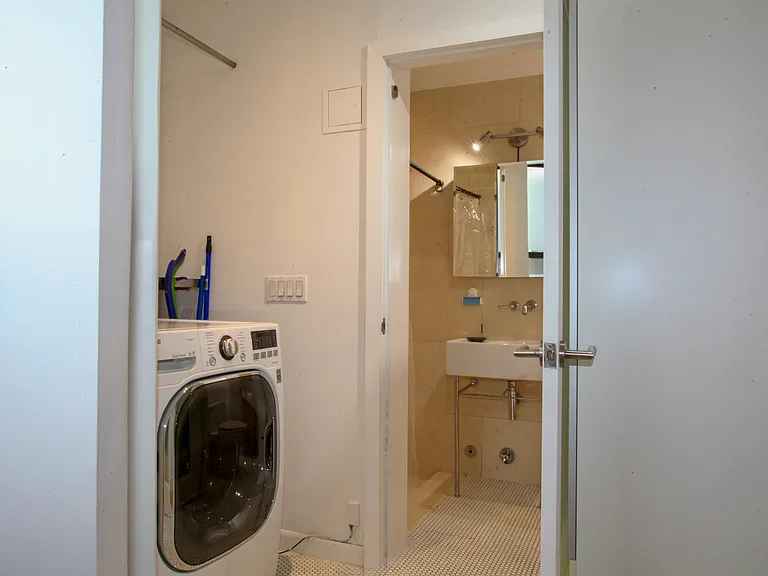 406 W 47th St #1E — Photo 3