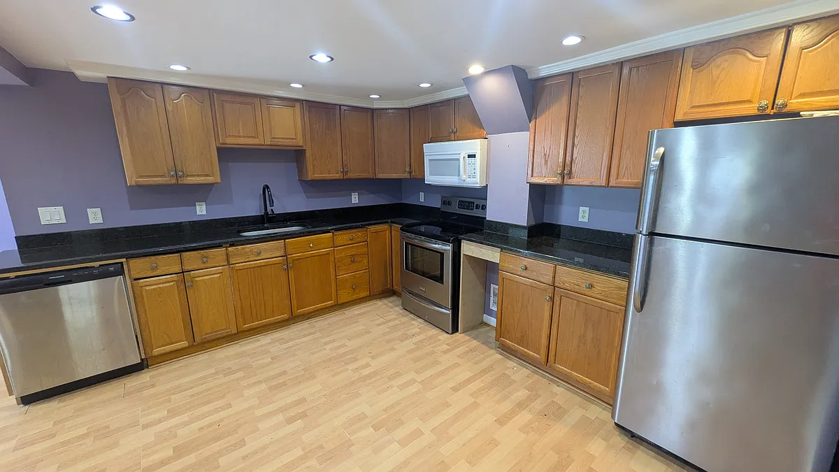 Building Photo - 1115 Ringwood Ave #3M
