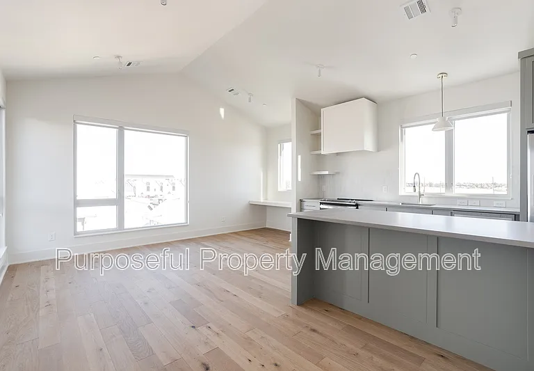 934 Hangar Dr #9 — Photo 5