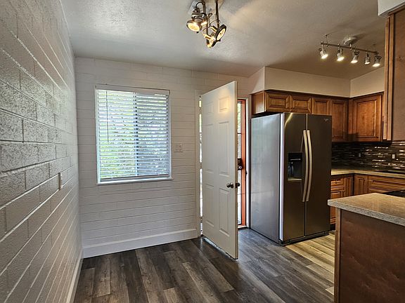 5th image of 824 E Rose Ln #3