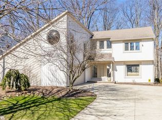 4039 Orangewood Dr, Beachwood, OH 44122