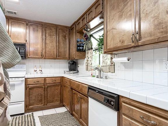 5th image of 1024 Camphor St