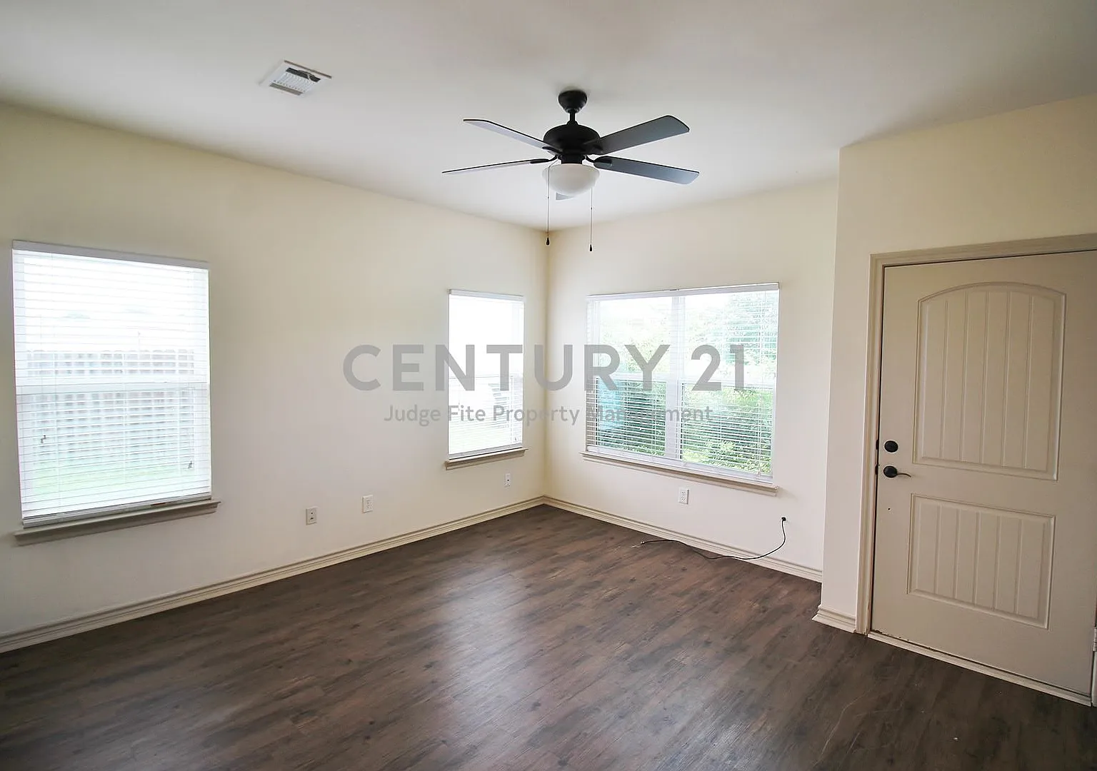 Well Maintained 2/2/1 Duplex For Rent! — Photo 2