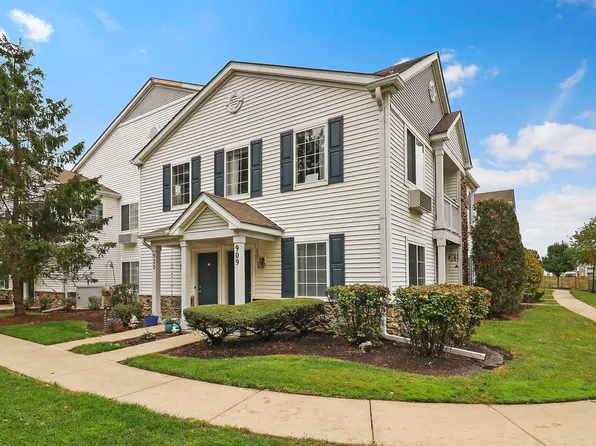 909 Silverstone Dr #909, Carpentersville, IL 60110