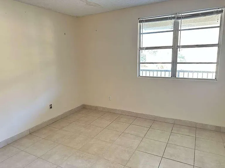 1239 SW 46th Ave #906 — Photo 4