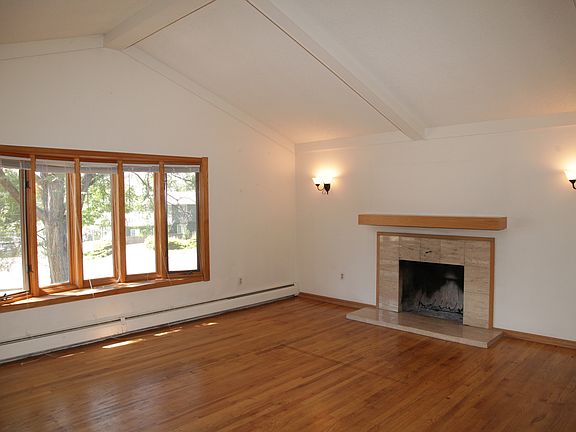 Wood burning fireplace in FR