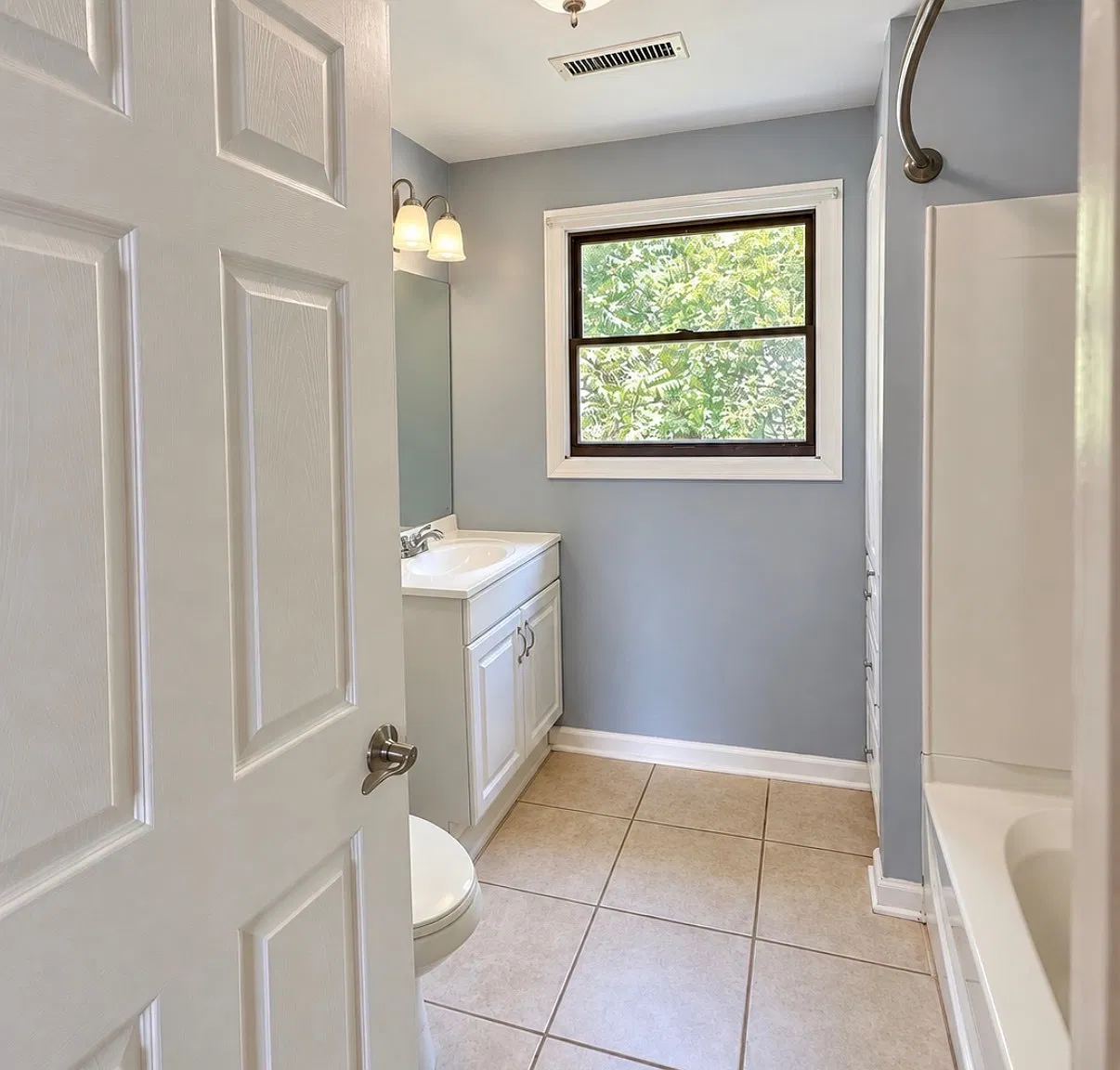 4 bed, 2.0 bath, 1560 sqft, $3,250 — Photo 4