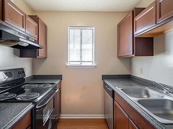 5th image of 836 Richmond St APT 2