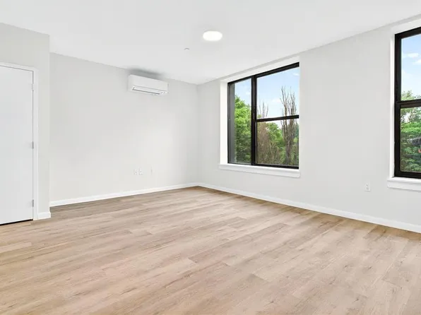 1731 Lacombe Avenue image 10 of 28