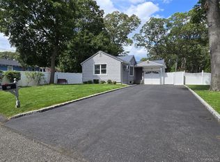 33 Thorne St, Ronkonkoma, NY 11779