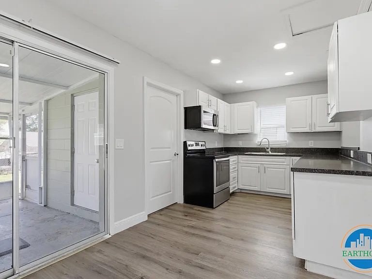 8609 Chinaberry Dr — Photo 10