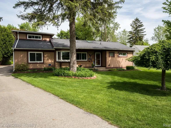 1479 N Pontiac Trl, Walled Lake, MI 48390